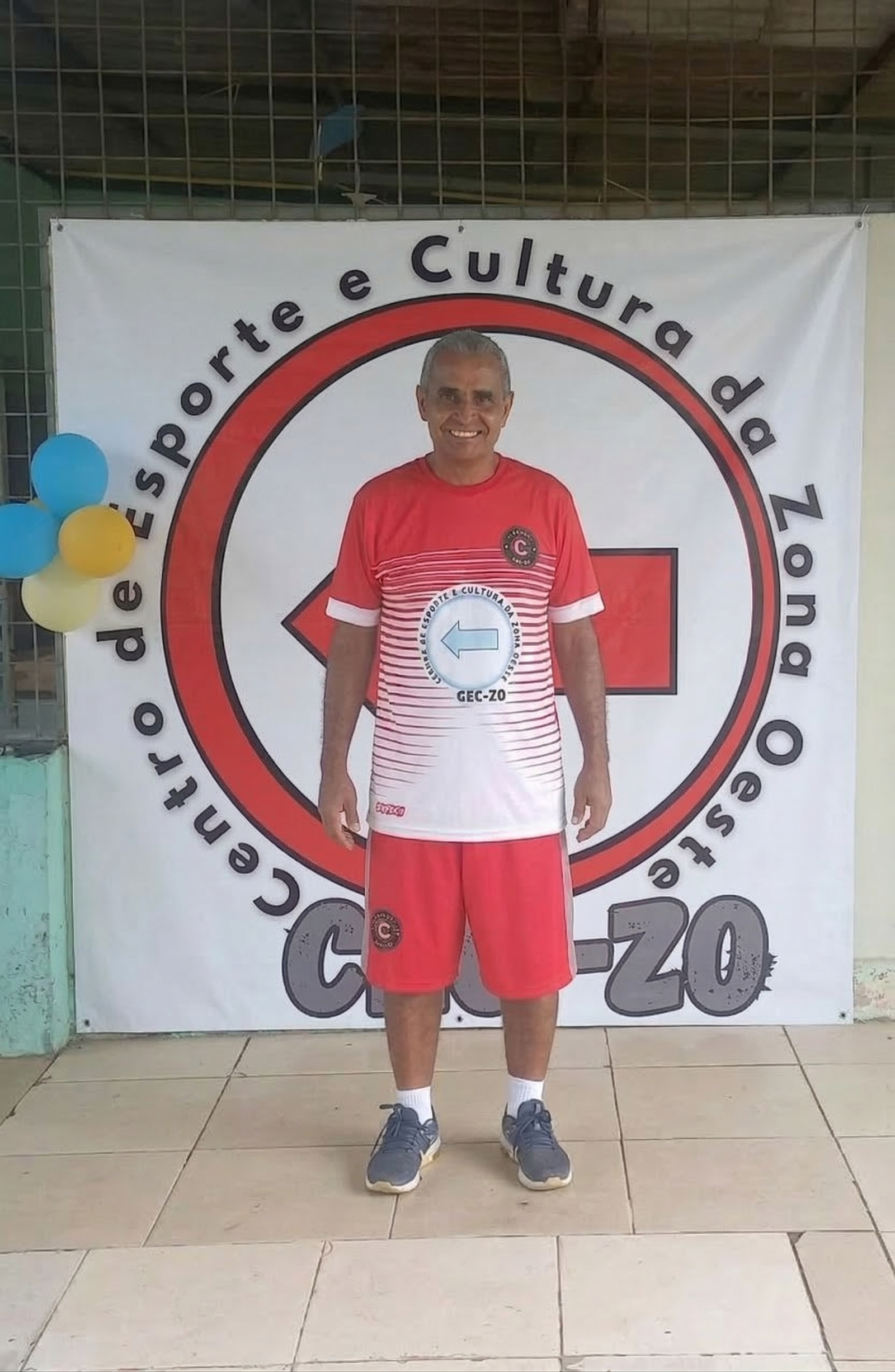 Crianças jogando futebol no CEC-ZO